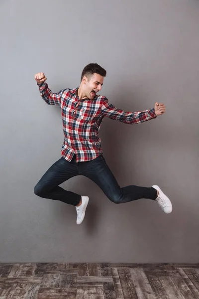 Imagem de comprimento total do homem feliz em camisa e jeans — Fotografia de Stock