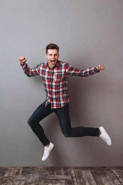 Imagen completa de Screaming man en camisa y jeans — Foto de Stock
