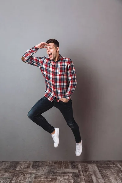 Imagen completa del hombre feliz en camisa y jeans — Foto de Stock