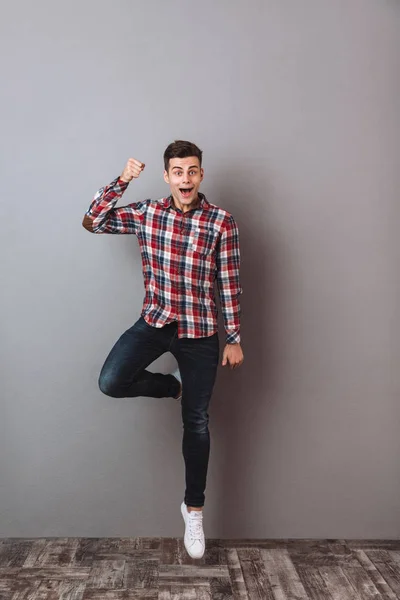 Imagen completa del hombre feliz sorprendido en camisa y jeans — Foto de Stock