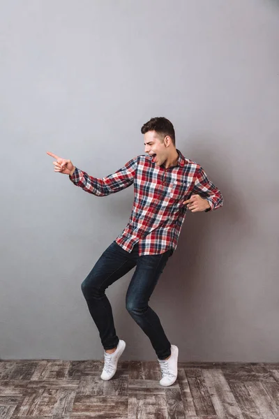 Full längd bild av lycklig man i skjorta och jeans — Stockfoto