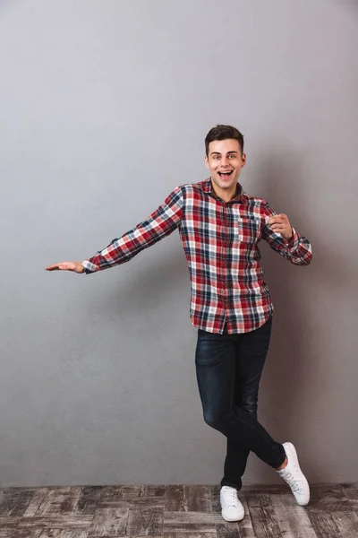 Imagen completa de Hombre sonriente en camisa y jeans — Foto de Stock
