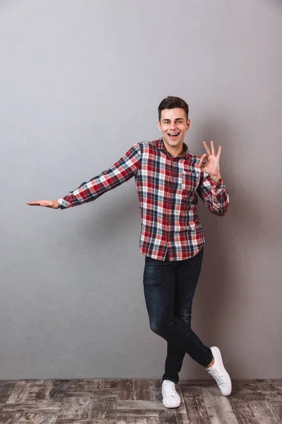 Immagine a figura intera di uomo felice in camicia e jeans — Foto Stock