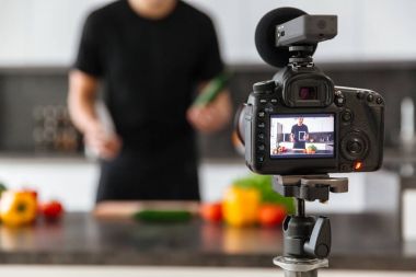 Genç erkek blogger filme bir video kamera yakın çekim