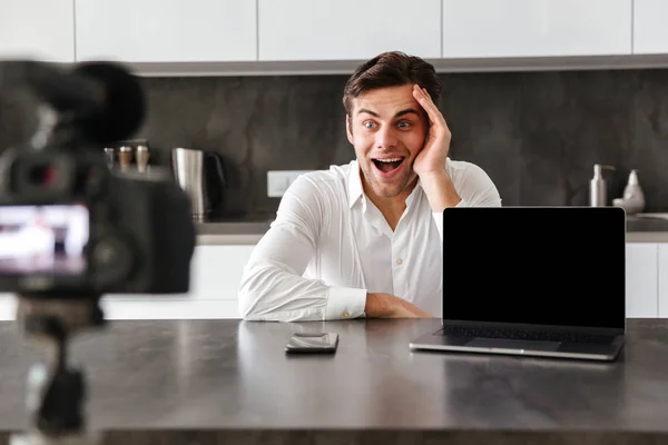 Feliz joven filmando su video blog episodio — Foto de Stock