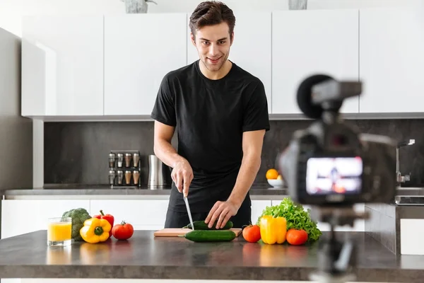 Guapo joven filmando su video blog episodio — Foto de Stock