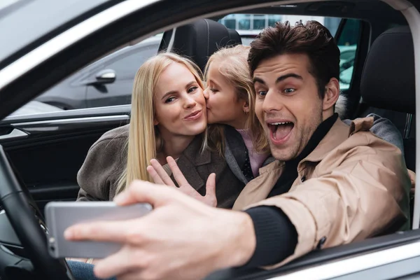 Sorridente giovane famiglia fare selfie dal telefono cellulare . — Foto Stock