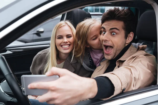 幸せな若い家族が携帯電話で selfie を作る. — ストック写真