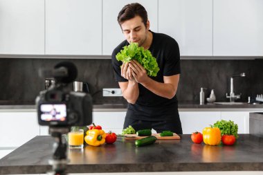 Onun video blog filme yakışıklı genç