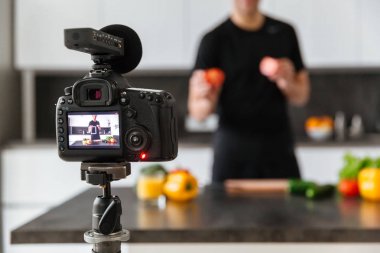 Genç adam filme bir video kamera yakın çekim