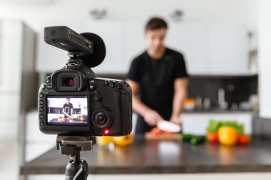 Genç erkek blogger filme bir video kamera yakın çekim