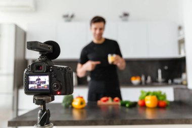 Bir video kamera erkek blogger gülümseyen filme yakın çekim