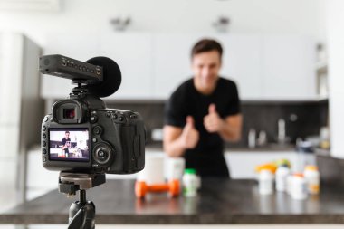Genç adam onun video blog bölüm filme gülümseyen