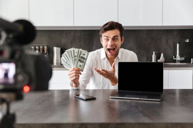 Onun video blog bölüm filme heyecanlı genç adam