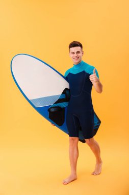 Tam boy görüntü mutlu sörfçü surfboard ile yürüyüş