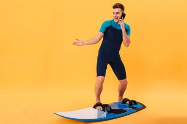 Sörf tahtası kullanarak wetsuit Surprised mutlu sörfçü görüntüsünü