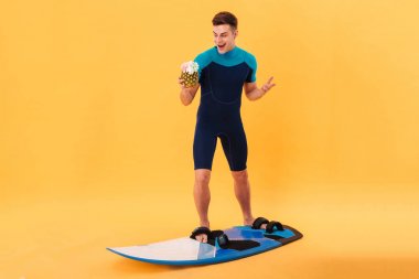 Wetsuit Surprised mutlu sörfçü tam boy görüntü