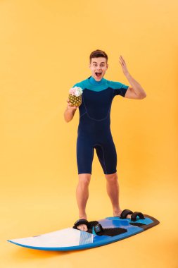Wetsuit Surprised mutlu sörfçü tam boy görüntü