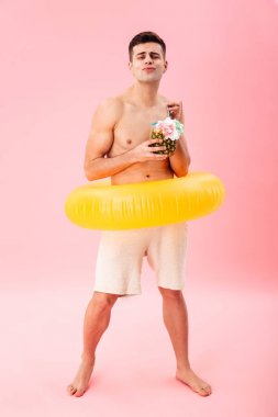 Komik çıplak adam şort tam boy görüntü