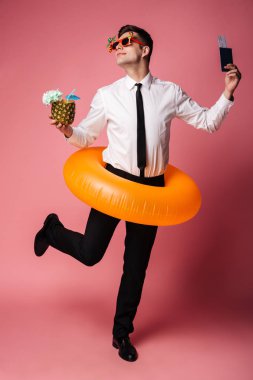 Bilet ve kokteyl ile yakışıklı duygusal genç iş adamı