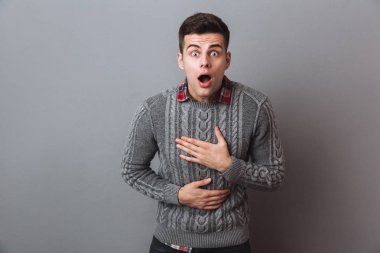 Kameraya bakarak kazaklı esmer adam şok