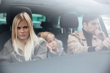 Öfkeli genç aile arabaya kavga sonra oturup sıktı