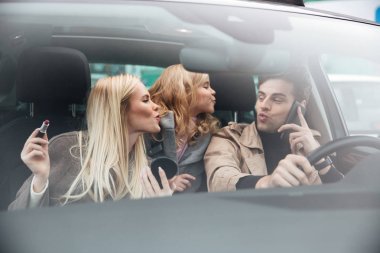 Güzel kadının kızı kocası yakınındaki makyaj yapması.