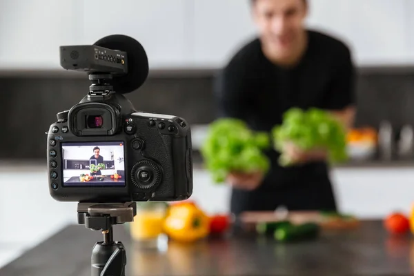 Primo piano di una videocamera che filma un giovane blogger maschio — Foto Stock