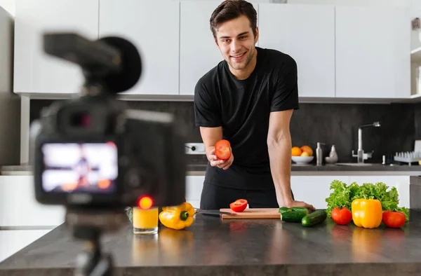 Sorrindo jovem filmando seu vídeo blog episódio — Fotografia de Stock