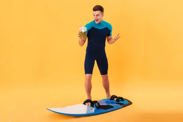 Imagen completa de Surfista feliz sorprendido en traje de neopreno — Foto de Stock