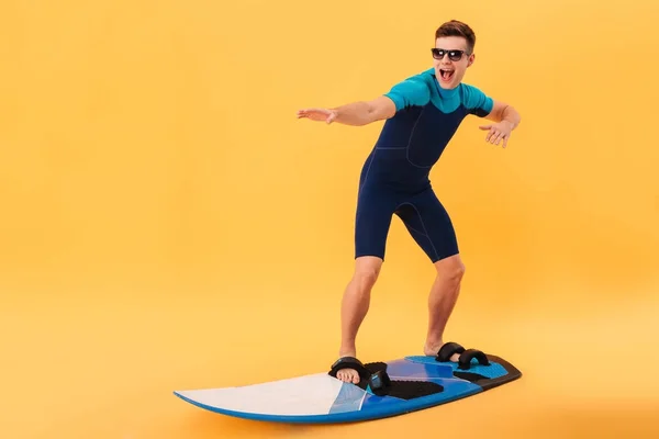 Buon surfista in muta e occhiali da sole con tavola da surf — Foto Stock