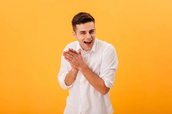 Felice uomo astuto in camicia bianca che si tiene per mano insieme — Foto Stock