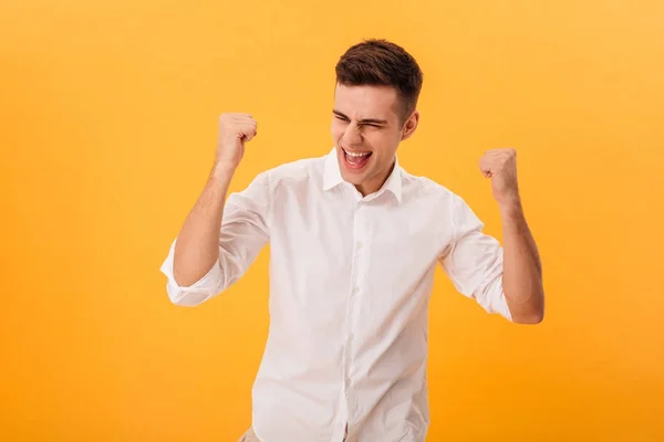 Изображение счастливого человека в рубашке радоваться с открытым ртом — стоковое фото