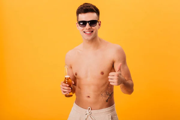 Hombre desnudo agradable en pantalones cortos y gafas de sol con cerveza — Foto de Stock