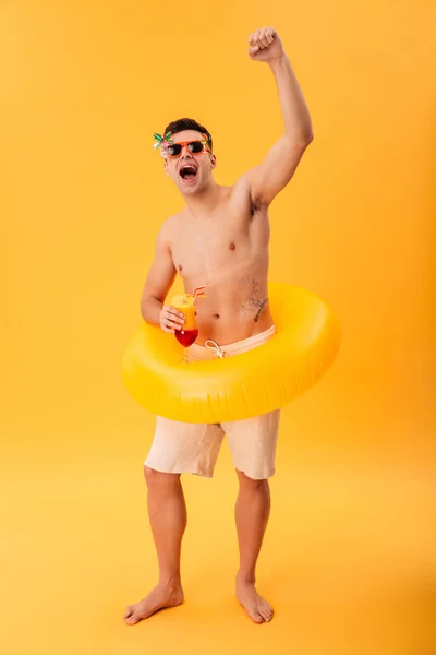 Celovečerní podoba Happy křik nahého muže v šortkách — Stock fotografie
