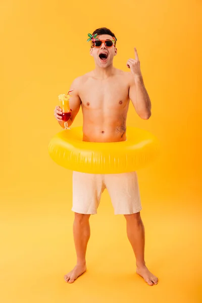 Imagen completa de Hombre desnudo gritando alegre en pantalones cortos — Foto de Stock