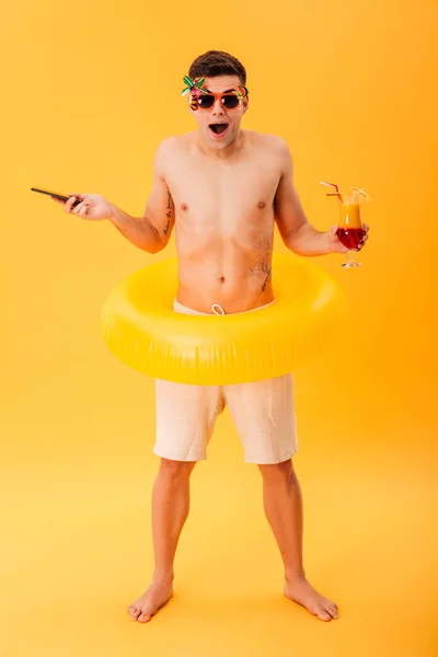 Imagen completa de Hombre desnudo sorprendido en pantalones cortos y gafas de sol — Foto de Stock