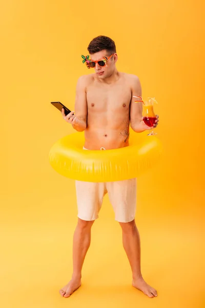 Imagen completa del hombre desnudo confuso en pantalones cortos y gafas de sol — Foto de Stock