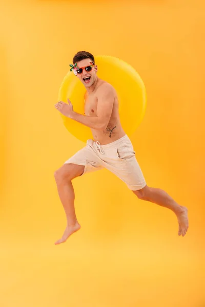 Imagen completa del hombre desnudo feliz en pantalones cortos y gafas de sol — Foto de Stock