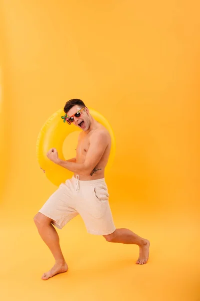 Ganzkörperbild eines fröhlichen nackten Mannes in kurzen Hosen und Sonnenbrille — Stockfoto