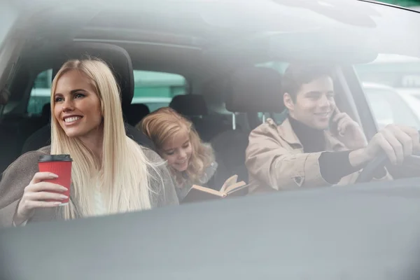Glad ung familj i bil — Stockfoto