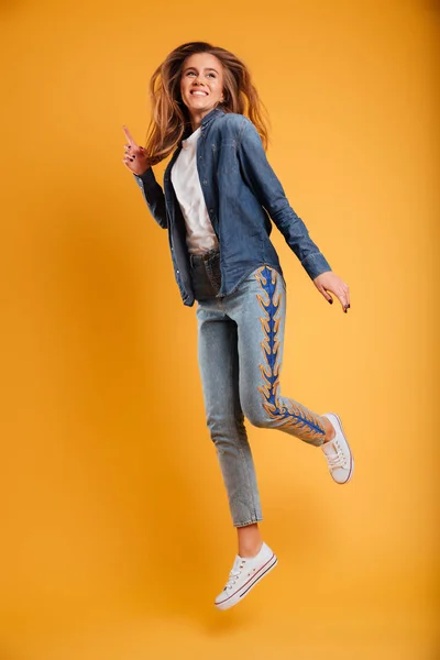 Портрет щасливої веселої дівчини, що стрибає — стокове фото