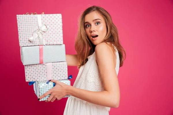 Retrato de uma menina animada segurando pilha de caixas de presente — Fotografia de Stock