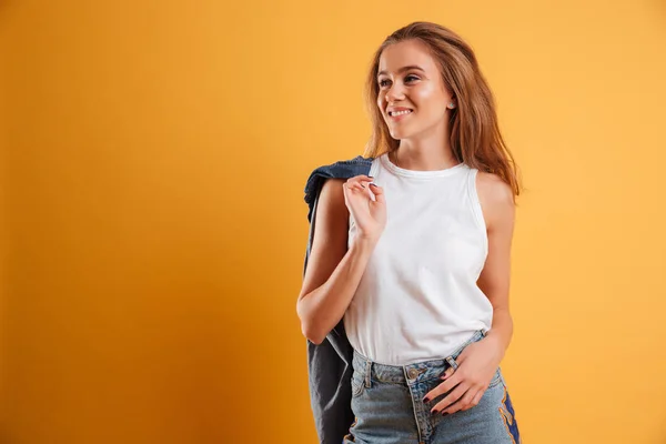 Porträtt av en lycklig ung flicka håller jacka — Stockfoto