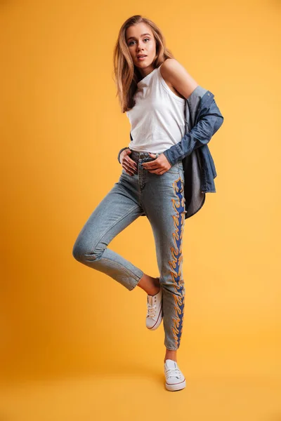 Full length portrait of a casual young girl posing — Stock Photo, Image