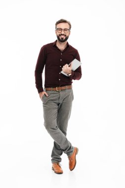 Mutlu ve kendinden emin bir adam portresi tam uzunlukta