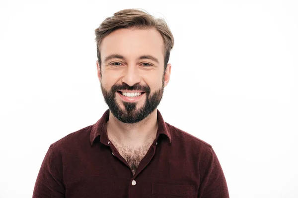 Gros plan portrait d'un jeune homme barbu souriant — Photo