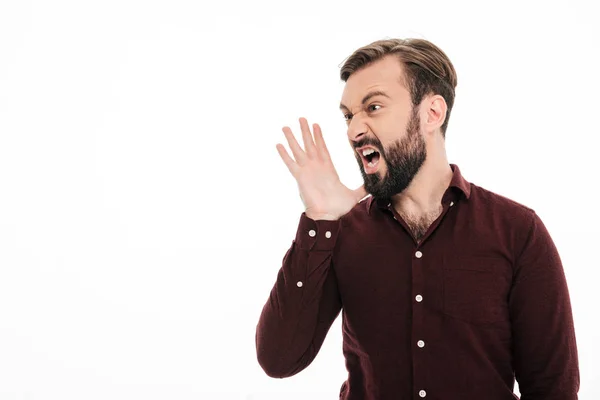 Portret van een boze jonge bebaarde man close-up — Stockfoto