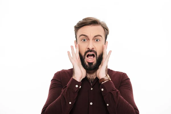 Gros plan portrait d'un jeune homme barbu décontracté — Photo