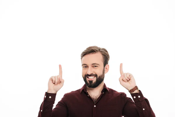 Retrato de un hombre alegre y feliz apuntando con dos dedos hacia arriba —  Fotos de Stock